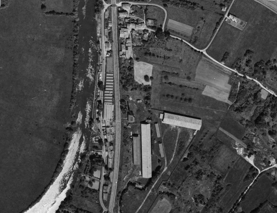 Vue aérienne de 1964 : l'usine et le quai sur la Charente.