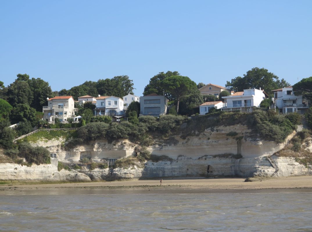 Villas en bord de falaise à la conche des Cadets, vues depuis l'estuaire.
