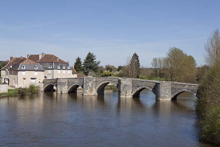 Le vieux pont sur la Gartempe entre Saint-Savin et Saint-Germain. Le vieux pont sur la Gartempe entre Saint-Savin et Saint-Germain.