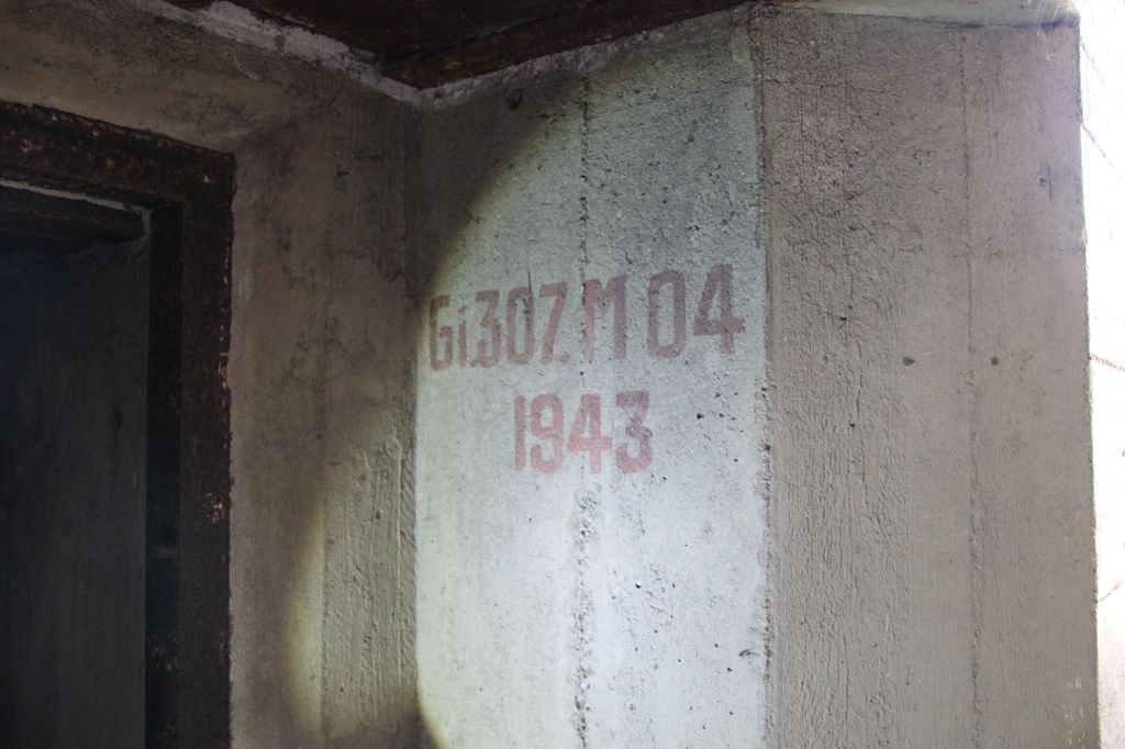 Abri de commandement (M04/M151) : détail de l'inscription au pochoir avec numéro d'identification de la construction.