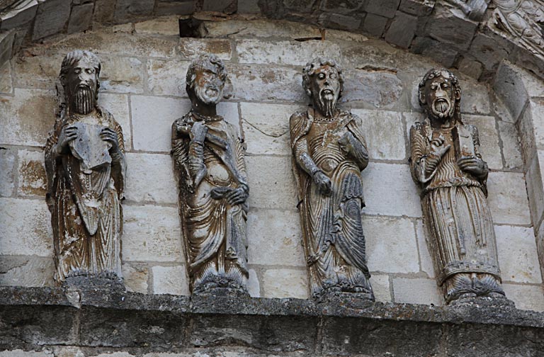 Façade occidentale, deuxième niveau, arcature aveugle sud, registre supérieur : quatre personnages tiennent un livre un rouleau (Évangélistes ou apôtres ?).