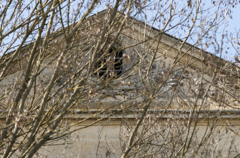 Façade est : détail du fronton sculpté.