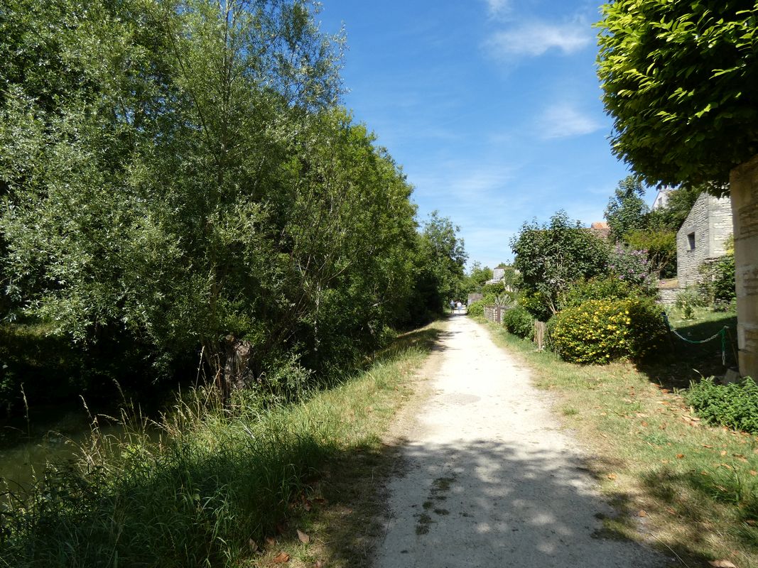 Le chemin de halage en contrebas du 35 rue de la Garenne, vu en direction du nord-est.