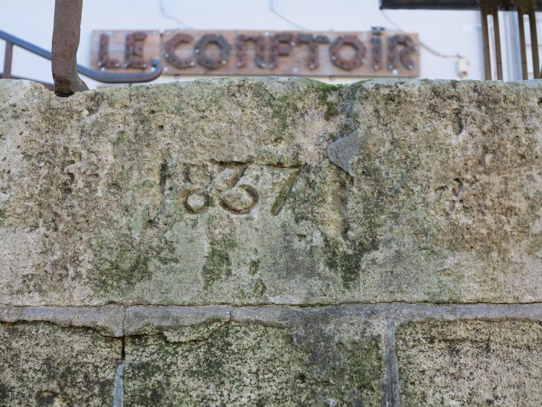 La date 1837 inscrite sur le quai rive gauche, près du pont de pierre.