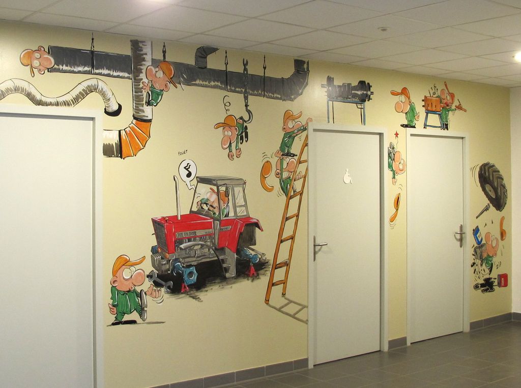 Décor mural de l'entrée de l'atelier de mécanique agricole.