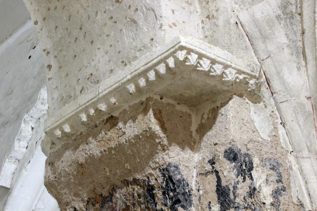 Détail du bandeau d'imposte du pilier droit à l'entrée du chœur.
