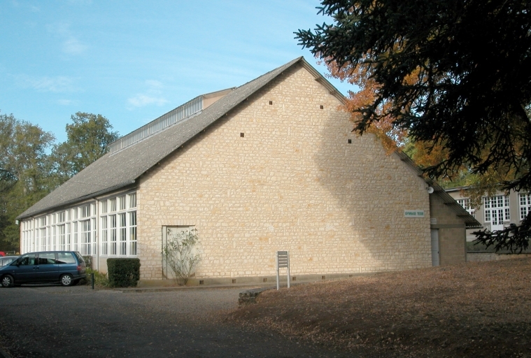 Le mur pignon en moellons apparents du gymnase Teissié édifié par André Ursault en 1950.