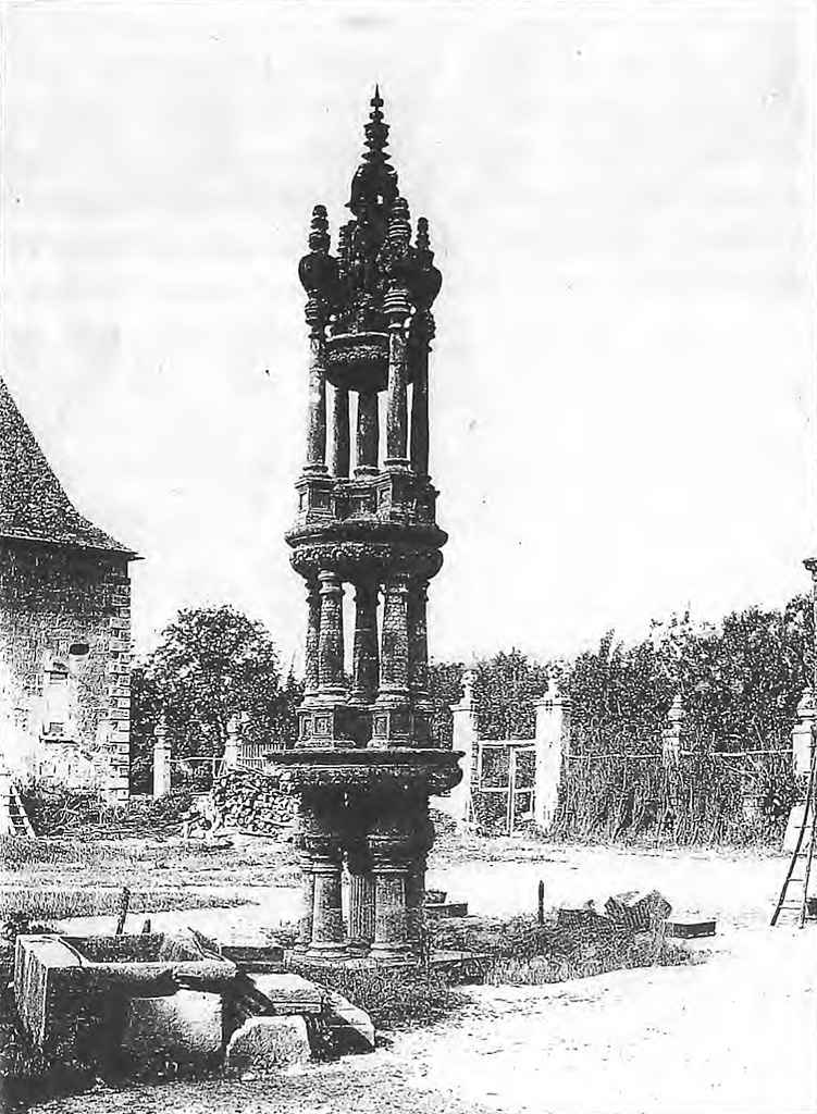 Héliogravure de la fontaine monumentale dans la cour du château, s.d. (vers 1891).