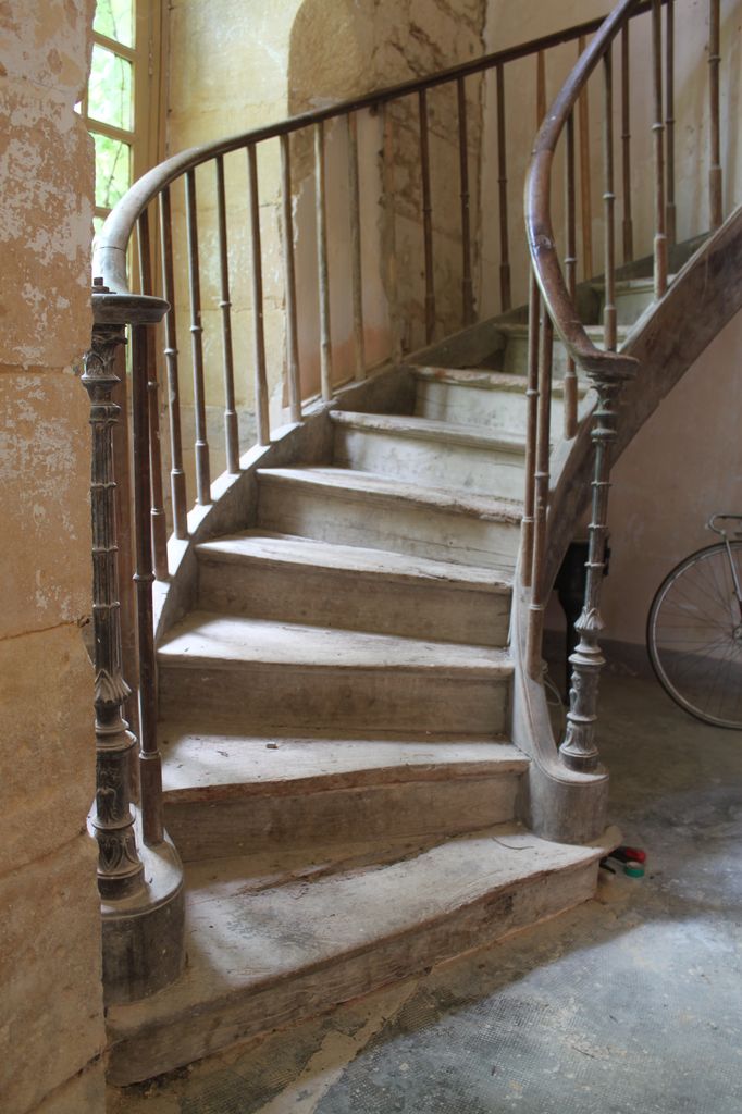 Départ de l'escalier secondaire en bois du XIXe siècle.