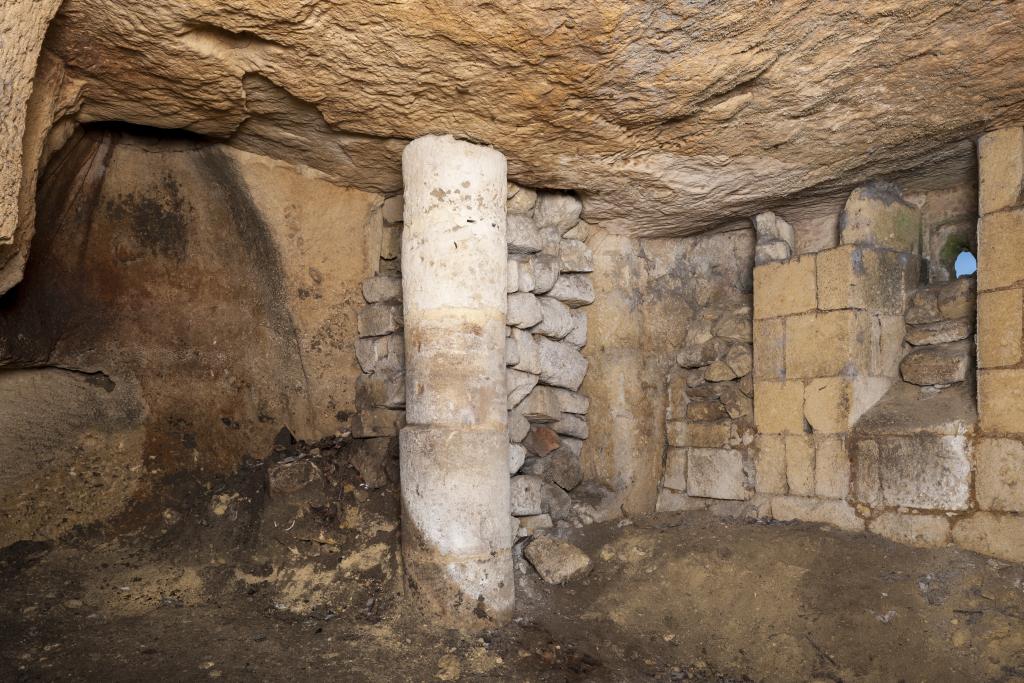Cave de la maison : le plafond est formé par le rocher (le pilier rond fut ajouté par la suite).