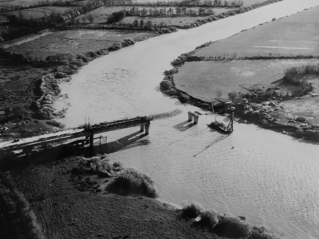 19 novembre 1962 : la courbe de la Charente à l'amont de l'ouvrage. AD Charente-Maritime, 1294 W 63.