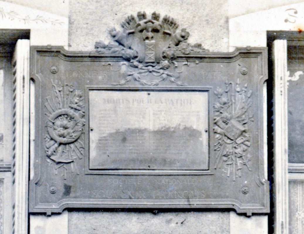 Plaque commémorant les morts de 1870-1871, détail d'une photographie de mariage devant l'hôtel de ville de Montmorillon, vers 1930.