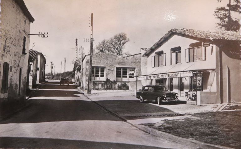 La partie de la maison détruite, à gauche, sur une carte postale vers 1960.