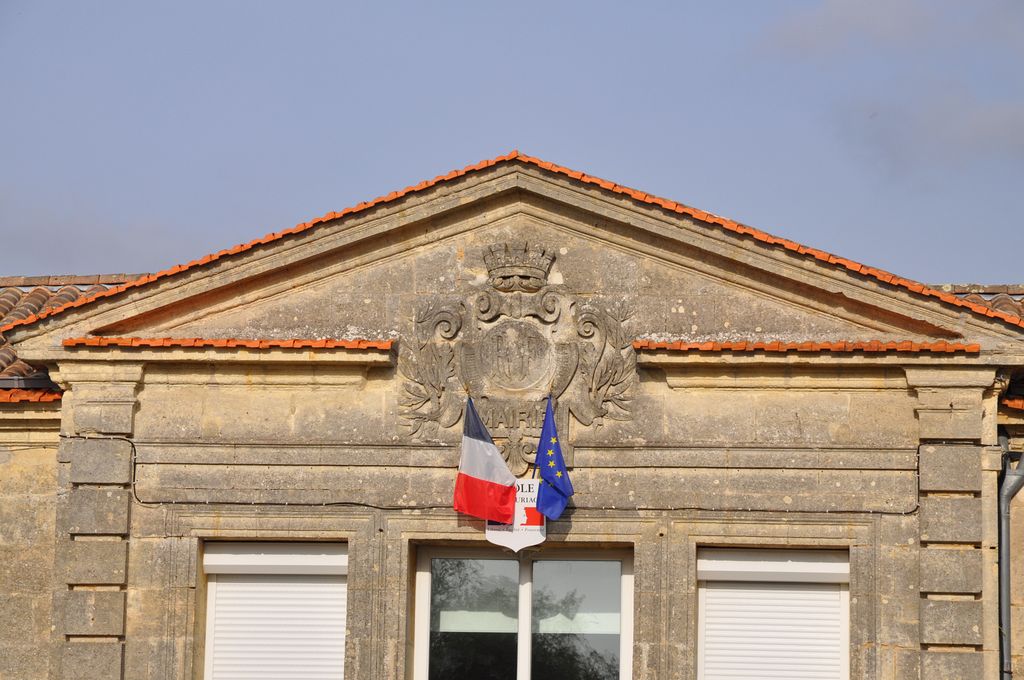 Détail de l'avant-corps : fronton triangulaire.