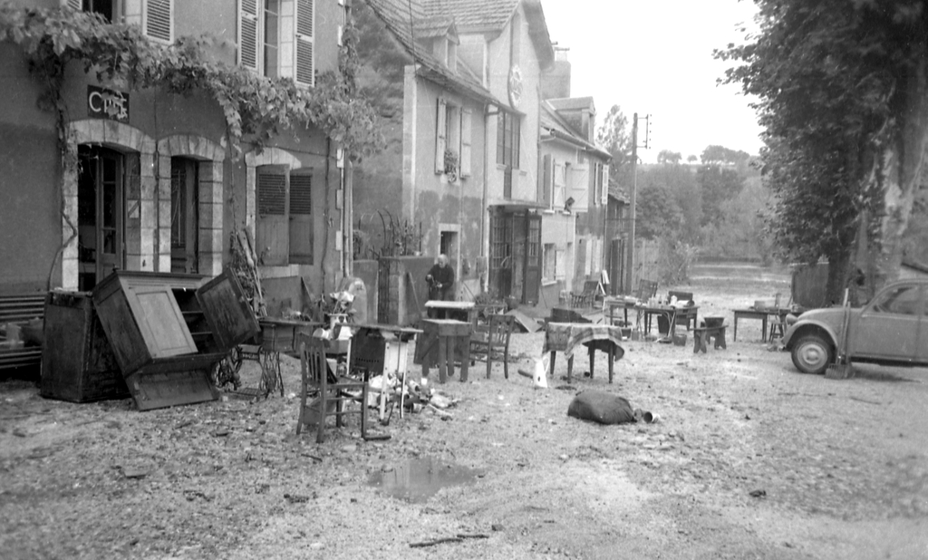 Après la grande crue de 1960 à Montignac.