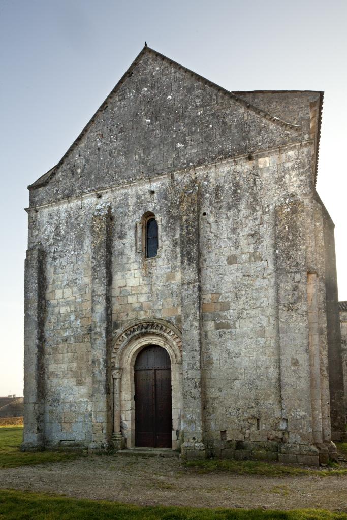 La façade de l'église est sobrement rythmée par quatre contreforts plats.
