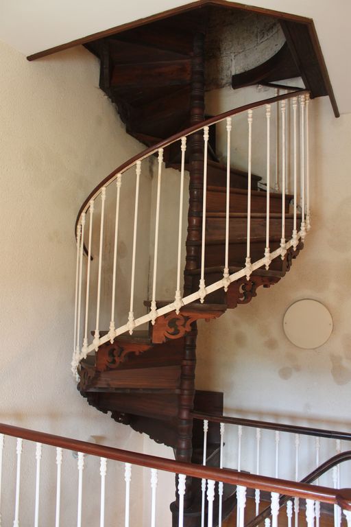 Tour : vue intérieure, escalier.