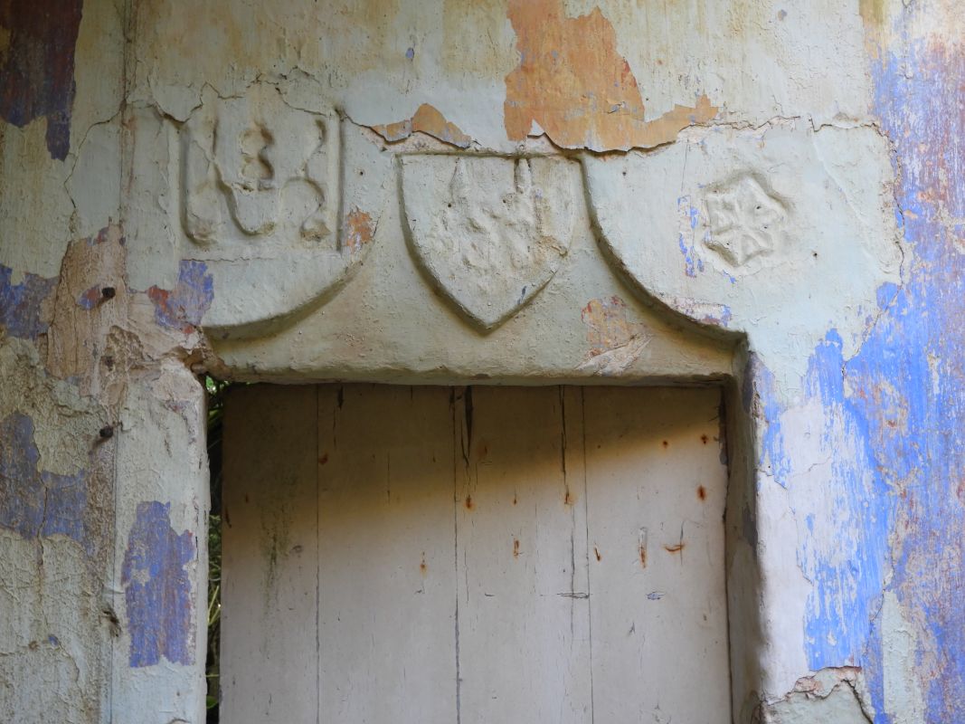 Linteau de porte en accolade, orné de motifs sculptés, à l'intérieur du logis.