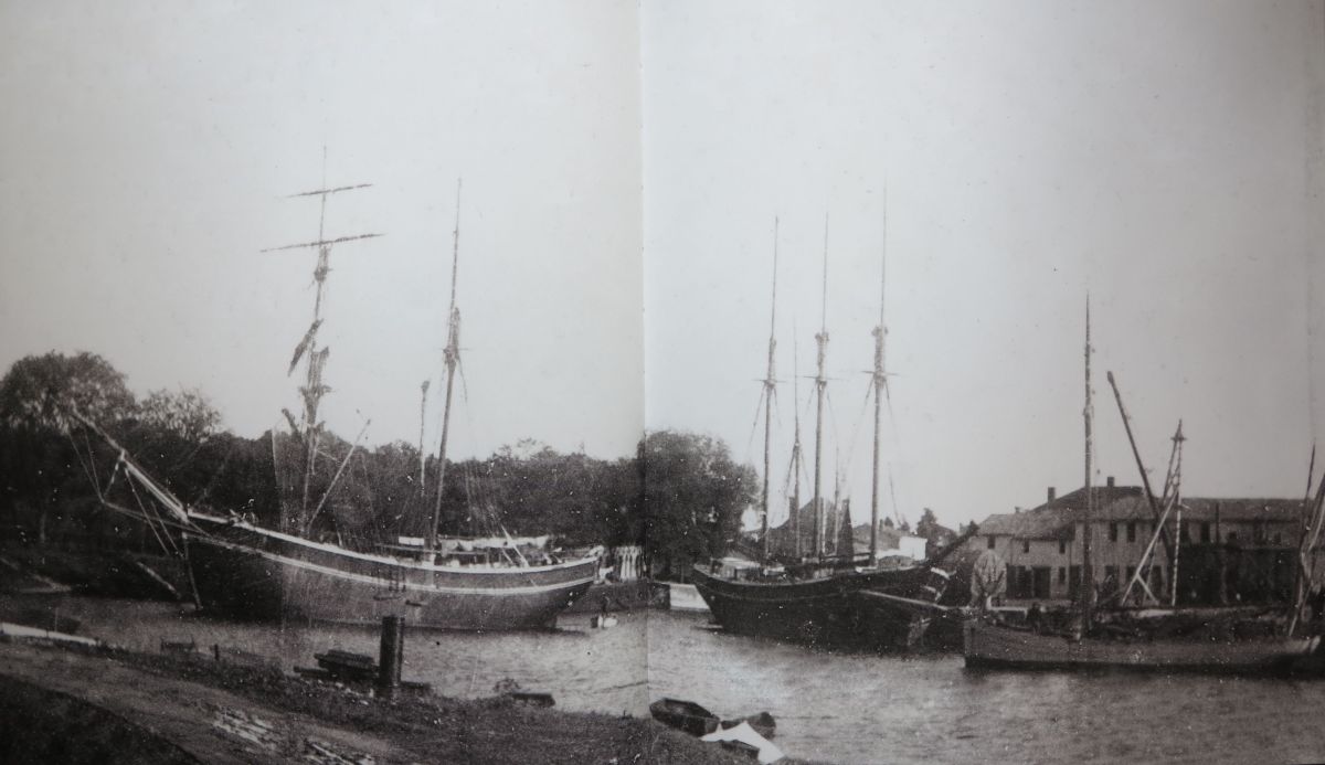 Navires dans le bassin du port de Marans en 1903, vus depuis l'aval.
