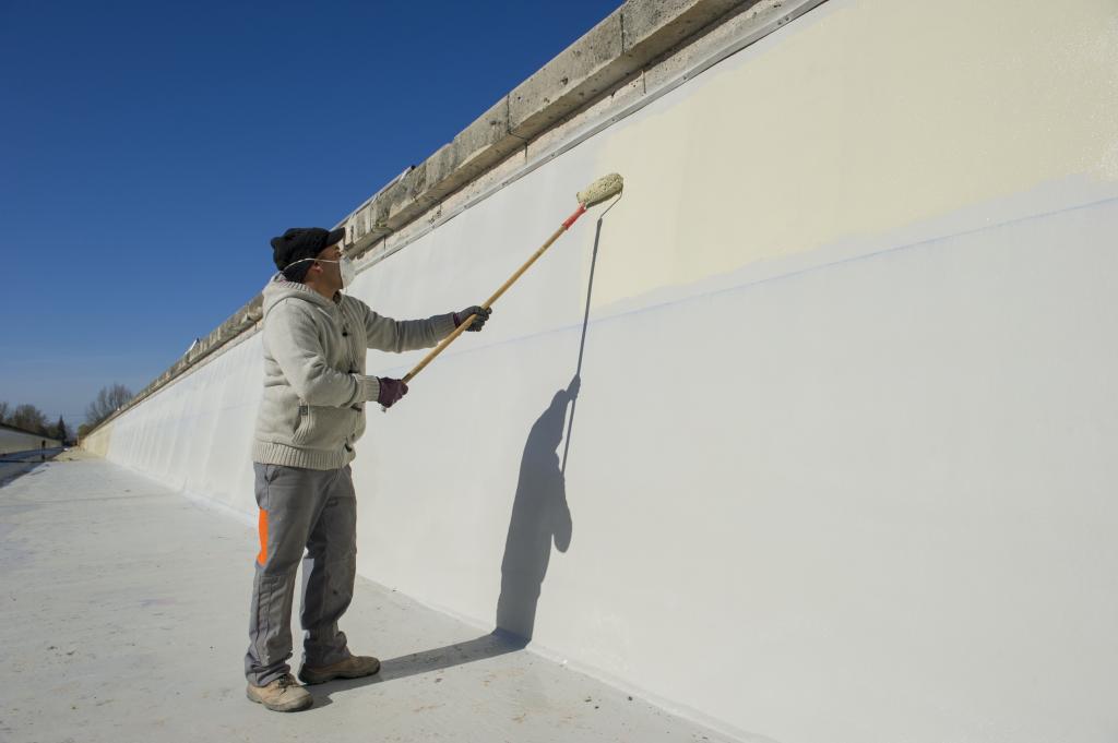 Travaux (février 2014) : pose de la peinture côté rive droite.