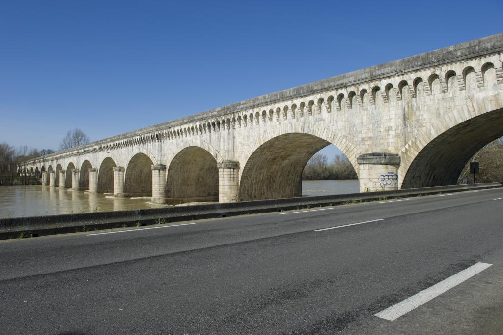 Vue depuis la voie sur berge en rive droite de Garonne.