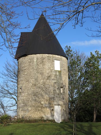 Le moulin de Liboulas, à Arces-sur-Gironde, daté de 1753-1754.