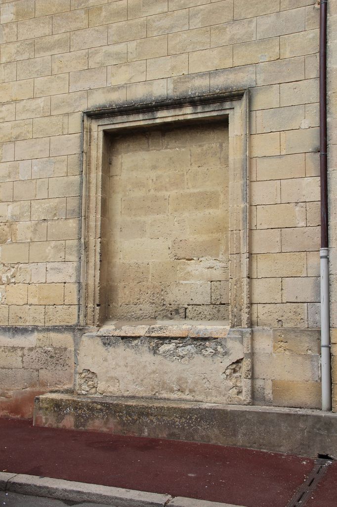 Façade latérale sud : porte condamnée.