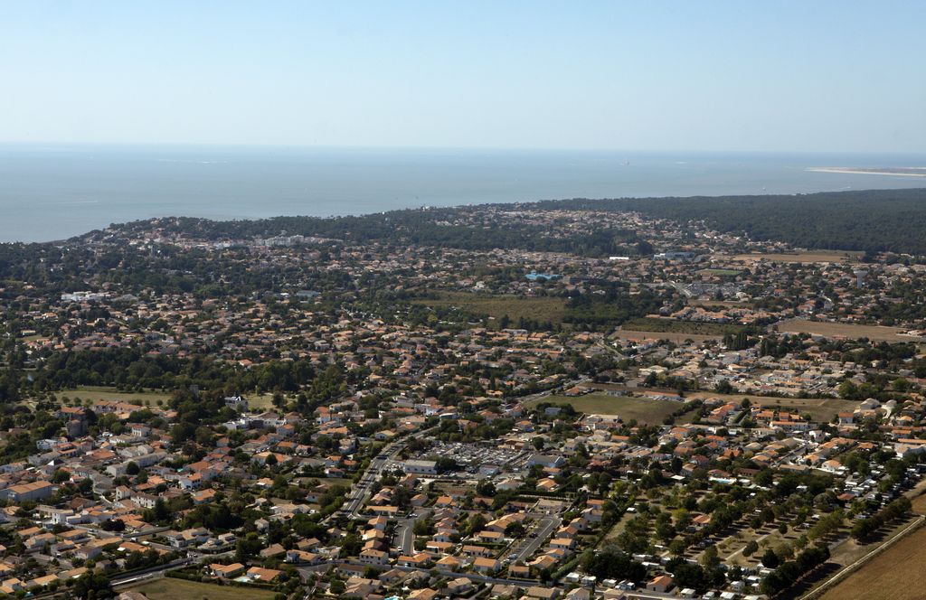 Vue aérienne au-dessus du bourg et de Chauchamp.