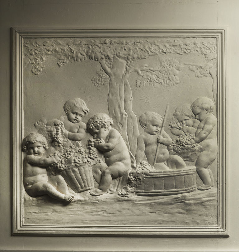 Bas-relief au-dessus de la porte d'un salon : L'Automne ou la Vendange, d'après Augustin Pajou.
