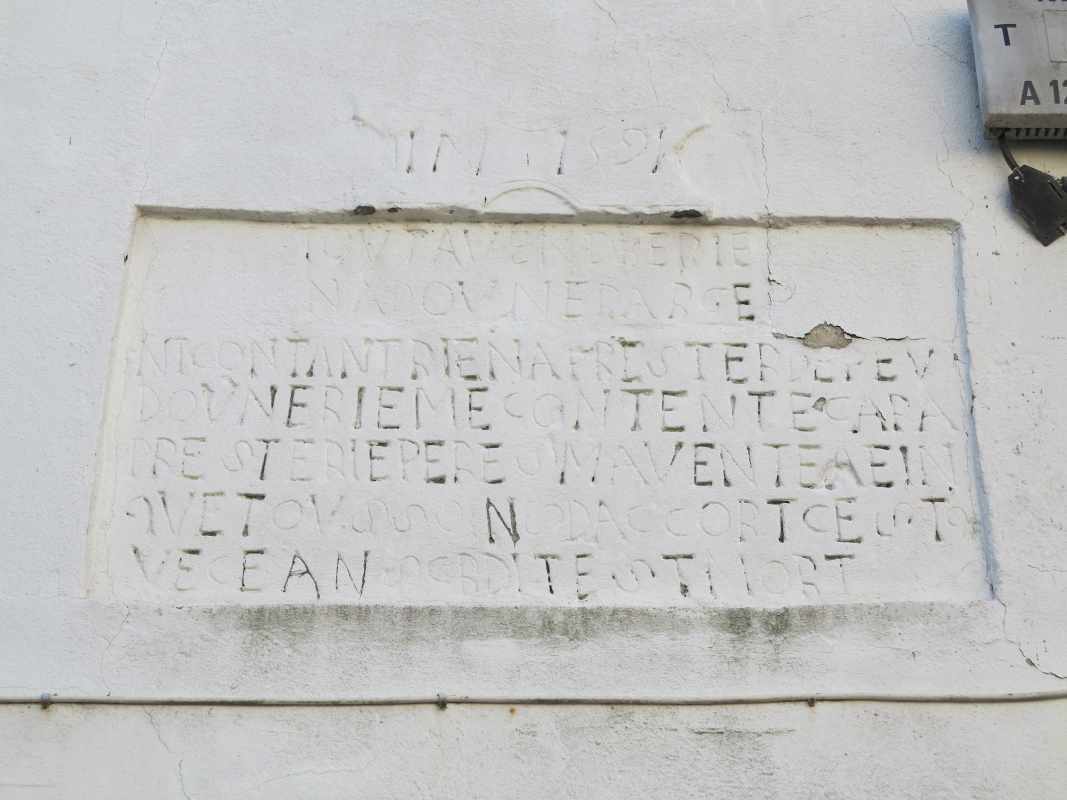 L'inscription placée sur le côté droit de la façade, en hauteur.
