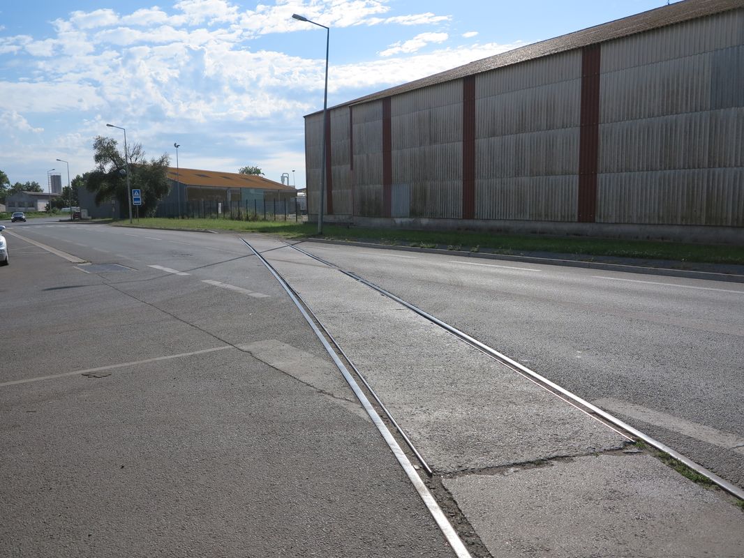 Au nord du bassin, les rails qui servaient à le desservir.
