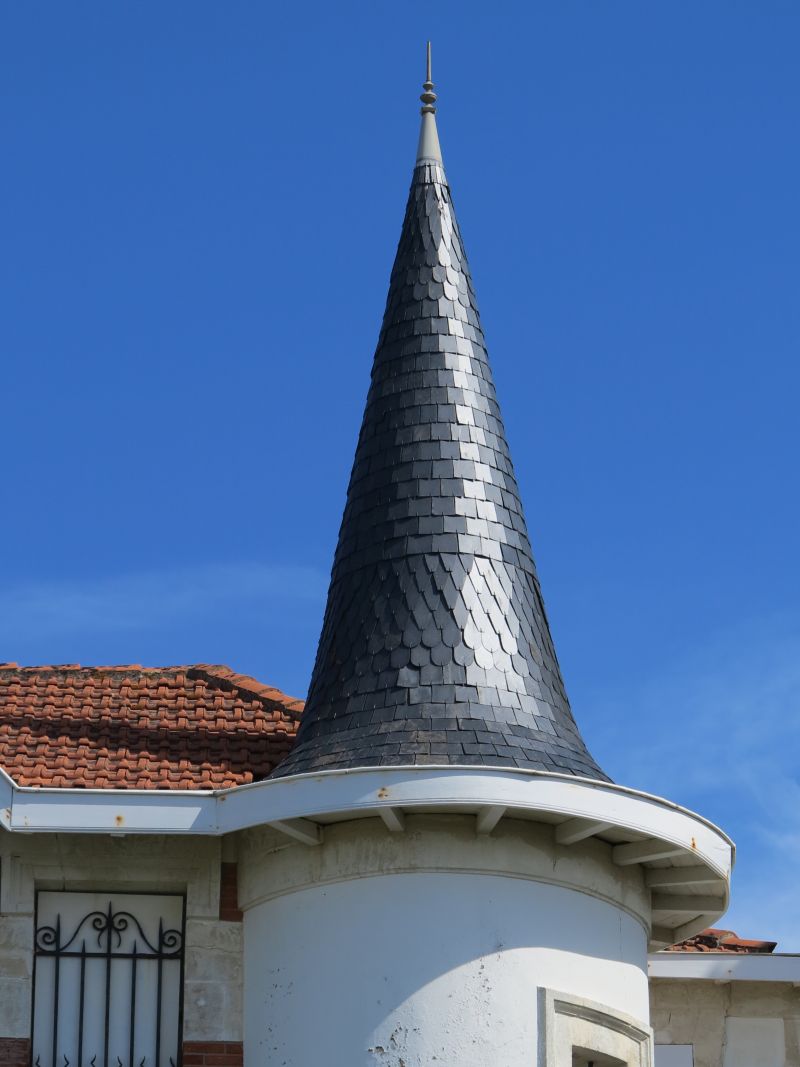 La flèche de la tourelle d'escalier.