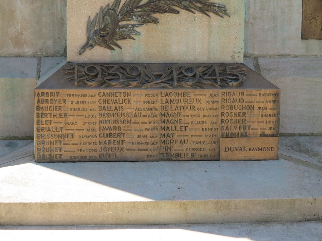 Plaque en bronze avec la liste des défunts de la Deuxième Guerre mondiale.