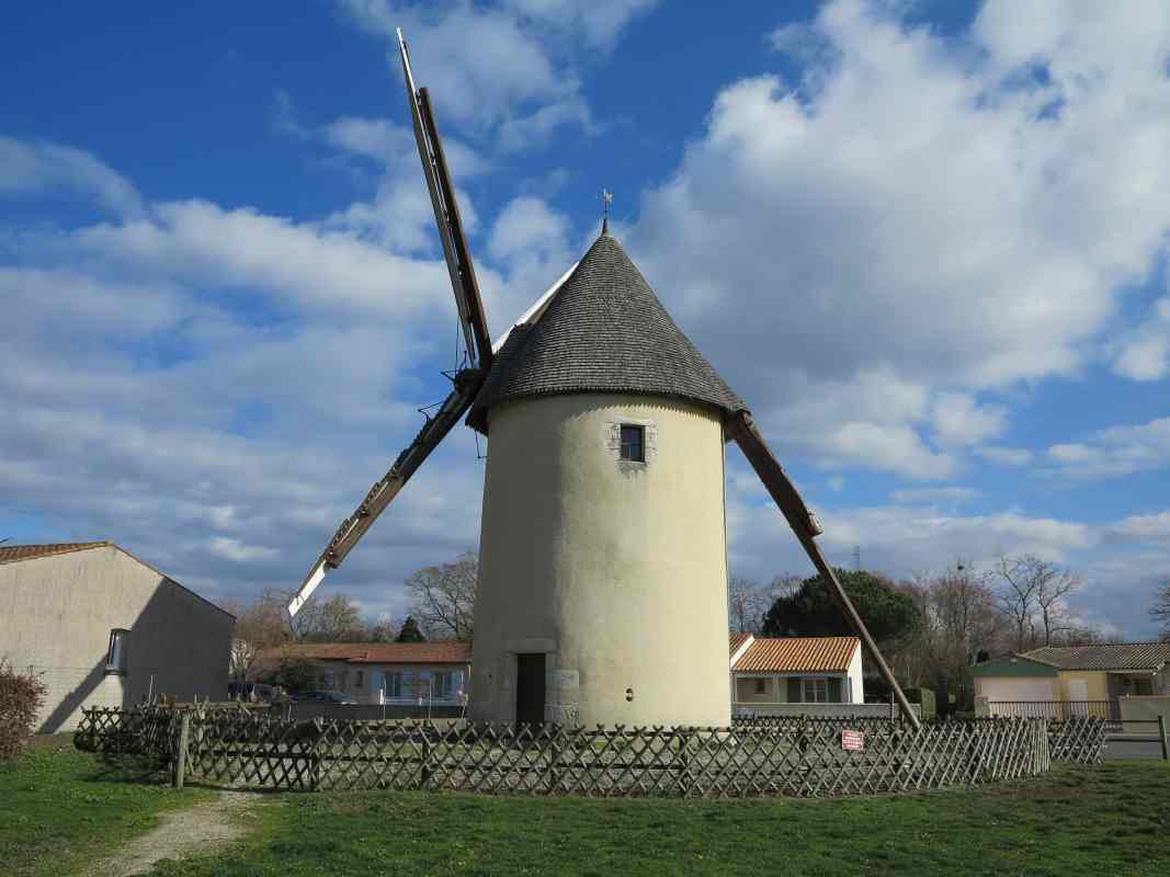 Le moulin vu depuis l'ouest.