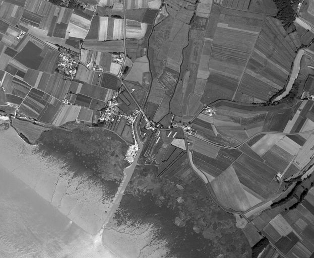 Vue aérienne du port des Monards en 1976.