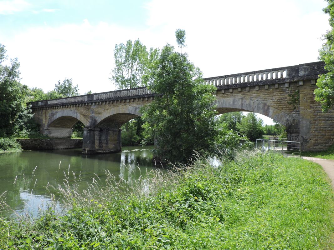 Le pont vu depuis l'amont.