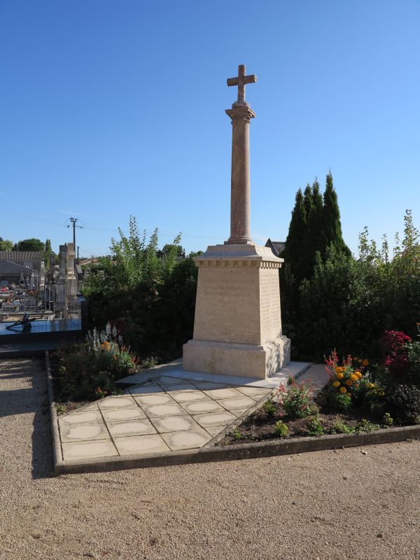 Monument aux morts du Souvenir français.