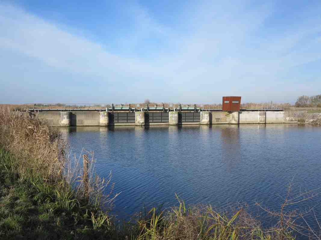 Le barrage mobile des Enfreneaux construit à partir de 1882 sur l'embouchure de la rivière du Moulin des Marais, vu depuis l'amont.