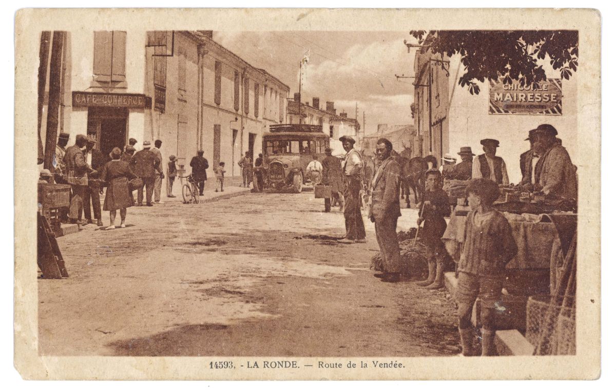 Le carrefour au centre du bourg, un jour de marché, en direction du nord, vers 1935.