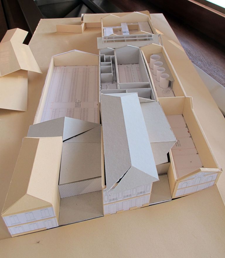 Maquette (Fabien Pédelaborde, architecte) : réaménagement des bâtiments de dépendance.