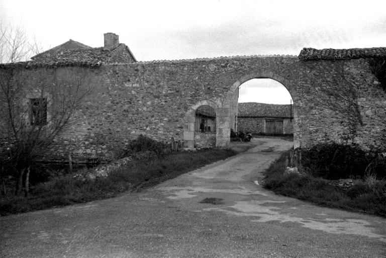 Portes cochère et piétonne en 1977.